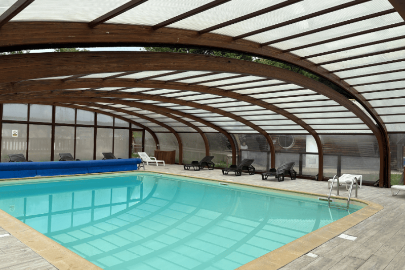 Piscine couverte au Domaine de Dienné