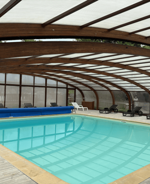acces-a-la-piscine-couverte-au-domaine-de-dienne