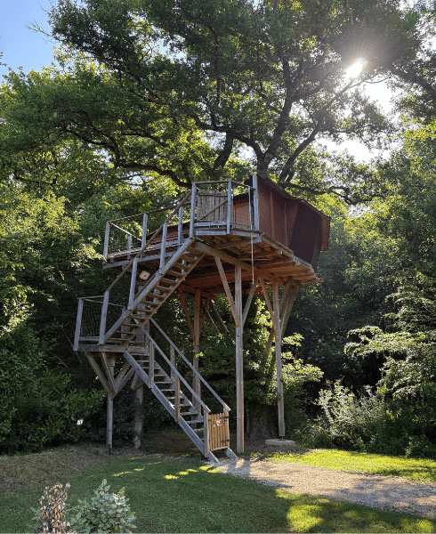 cabane - logement dans les arbres près du Futuroscope
