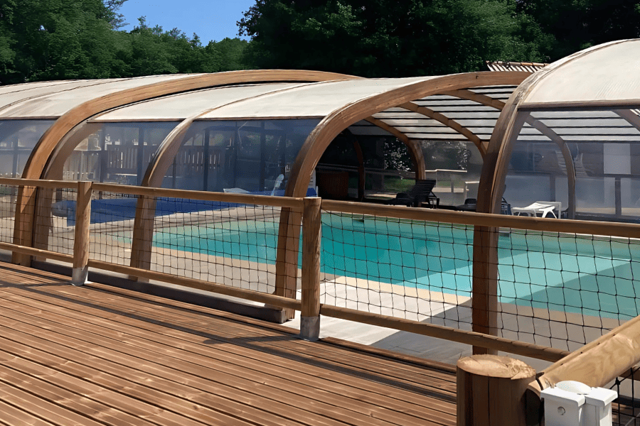 la-piscince-couverte-du-domaine-de-dienne