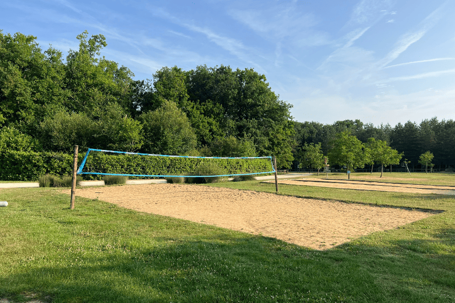 volley-ball-activites-incluses-domaine-de-dienne