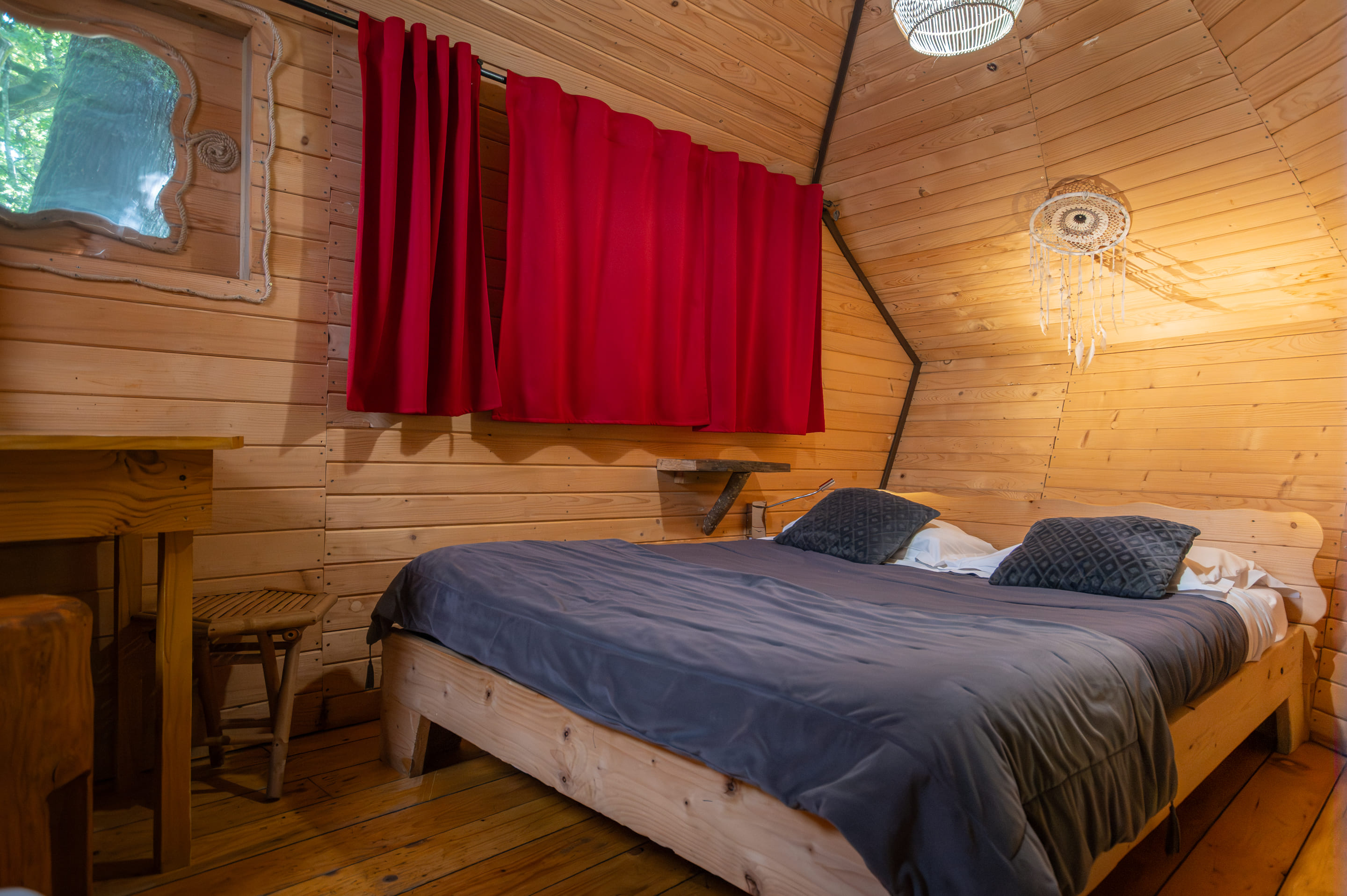 Cabane dans les arbres 4 pers. - Domaine de Dienné chambre