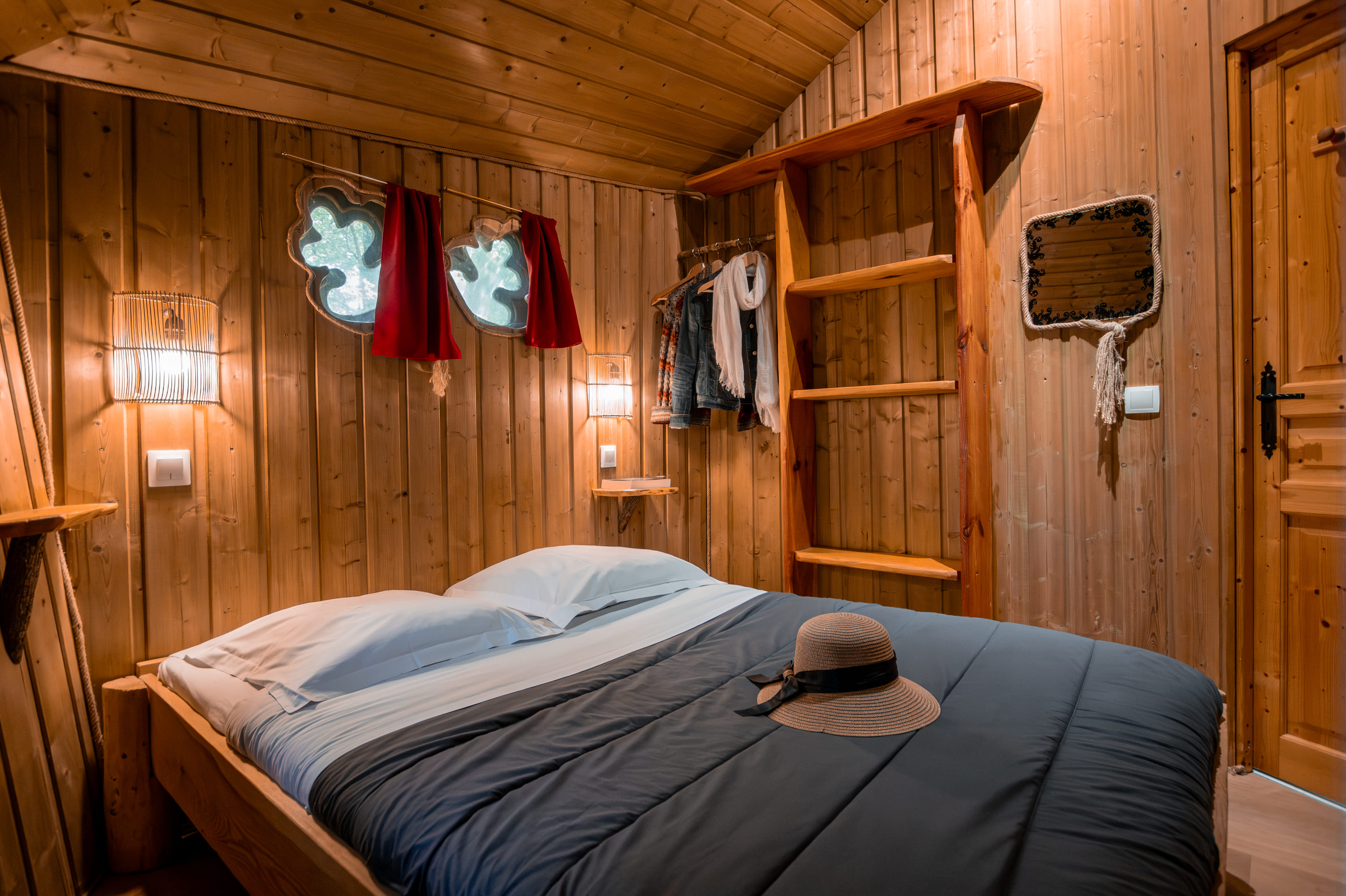 Maison dans les branches 6 pers. - Domaine de Dienné lit