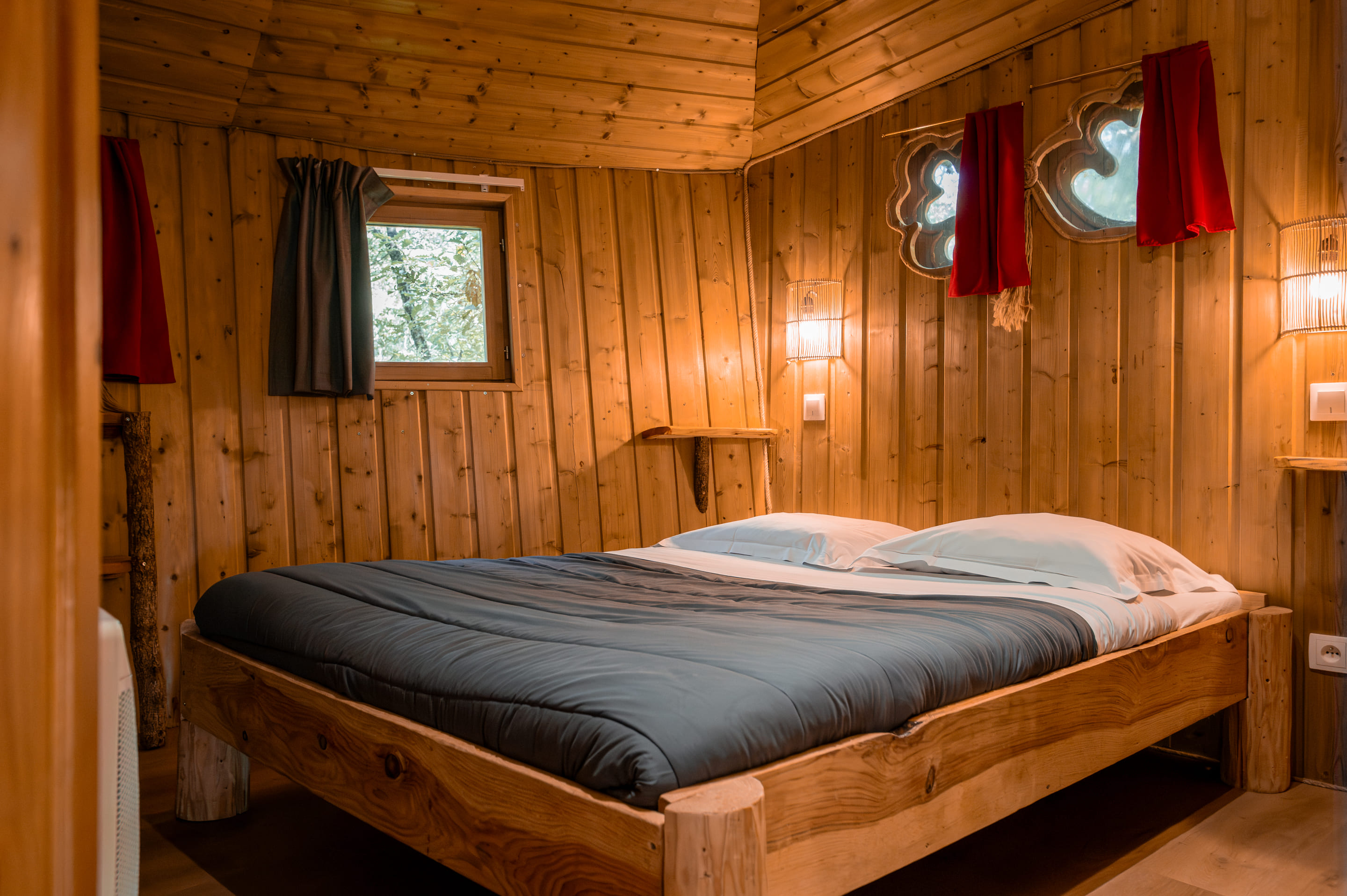 Maison dans les branches 6 pers. - Domaine de Dienné lit double