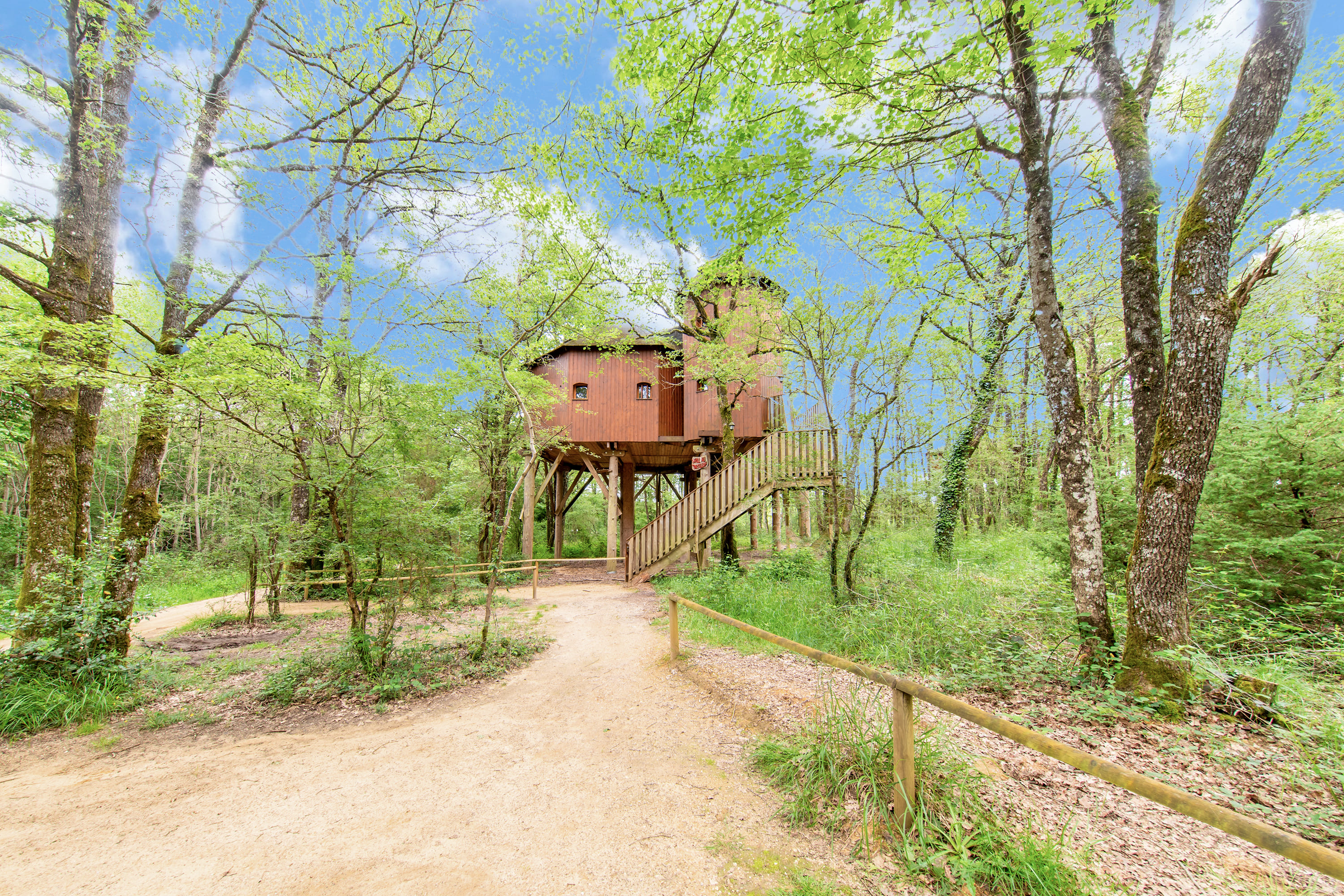 Manoir dans les arbres - Domaine de Dienné