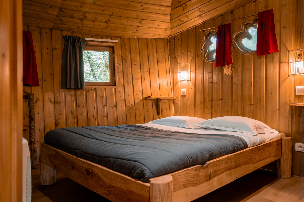 Maison dans les branches 6 pers. - Domaine de Dienné lit double Maison dans les branches 6 pers. - Domaine de Dienné lit double