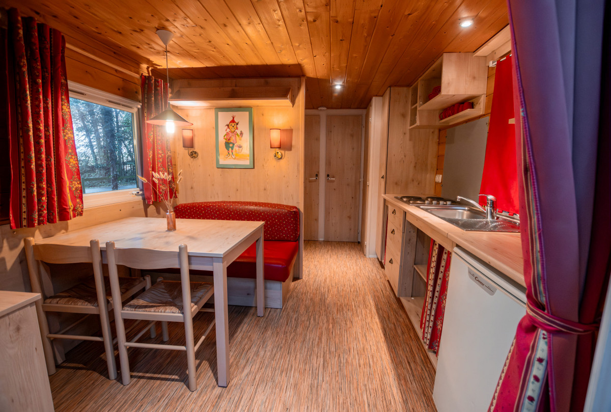 Roulotte 4 pers. - Domaine de Dienné pièce de vie 2