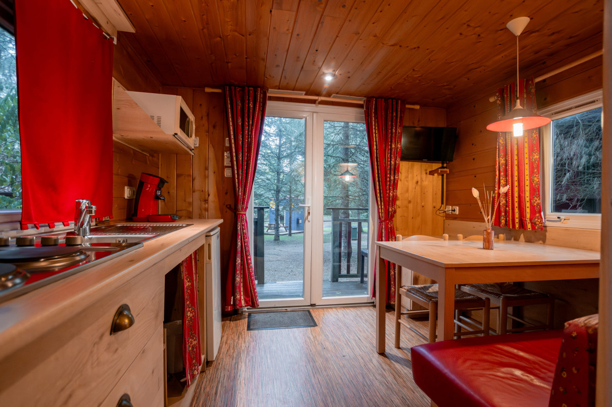 Roulotte 4 pers. - Domaine de Dienné pièce de vie