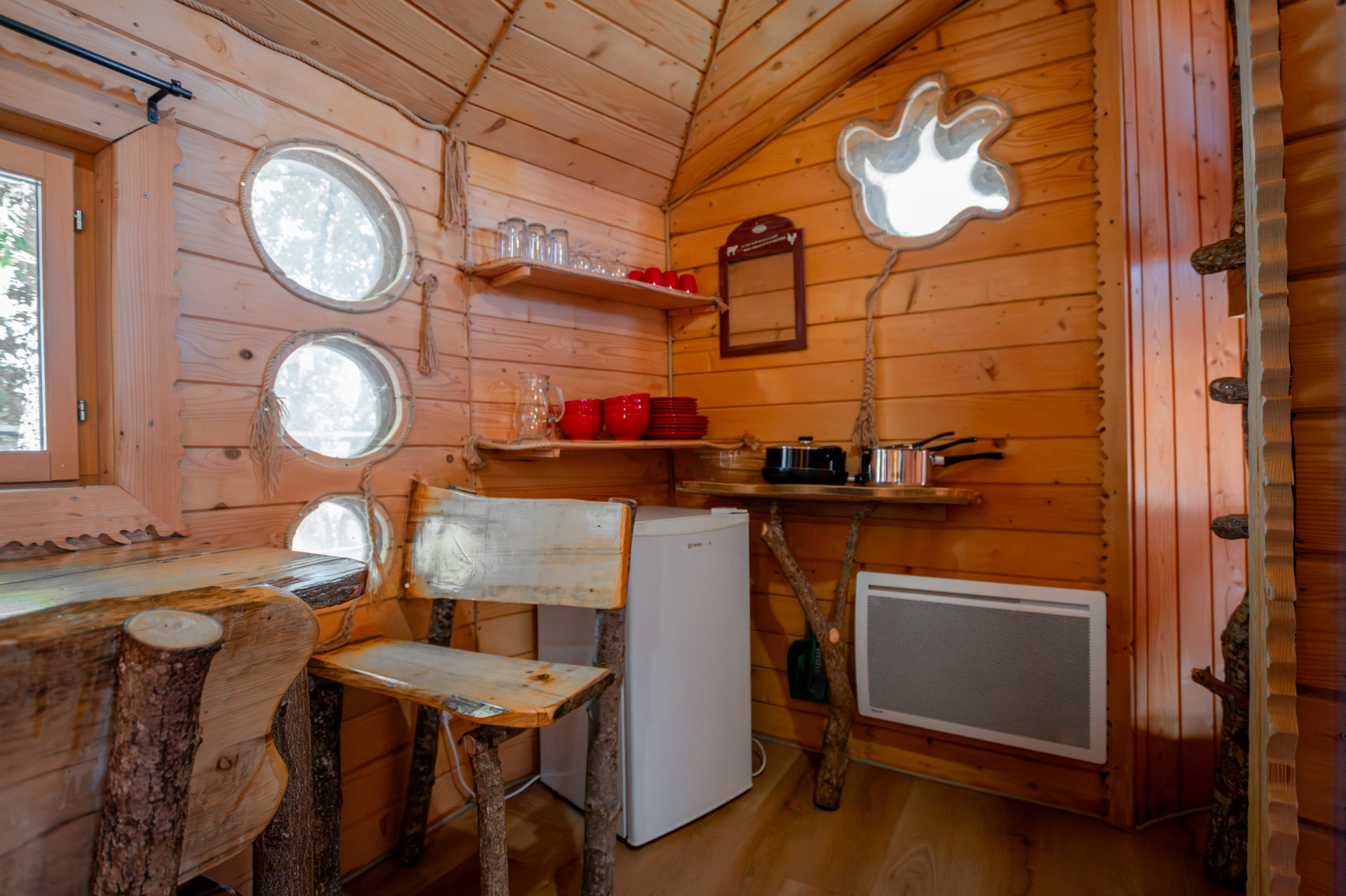 Maison dans les arbres 4 pers. - Domaine de Dienné coin cuisine