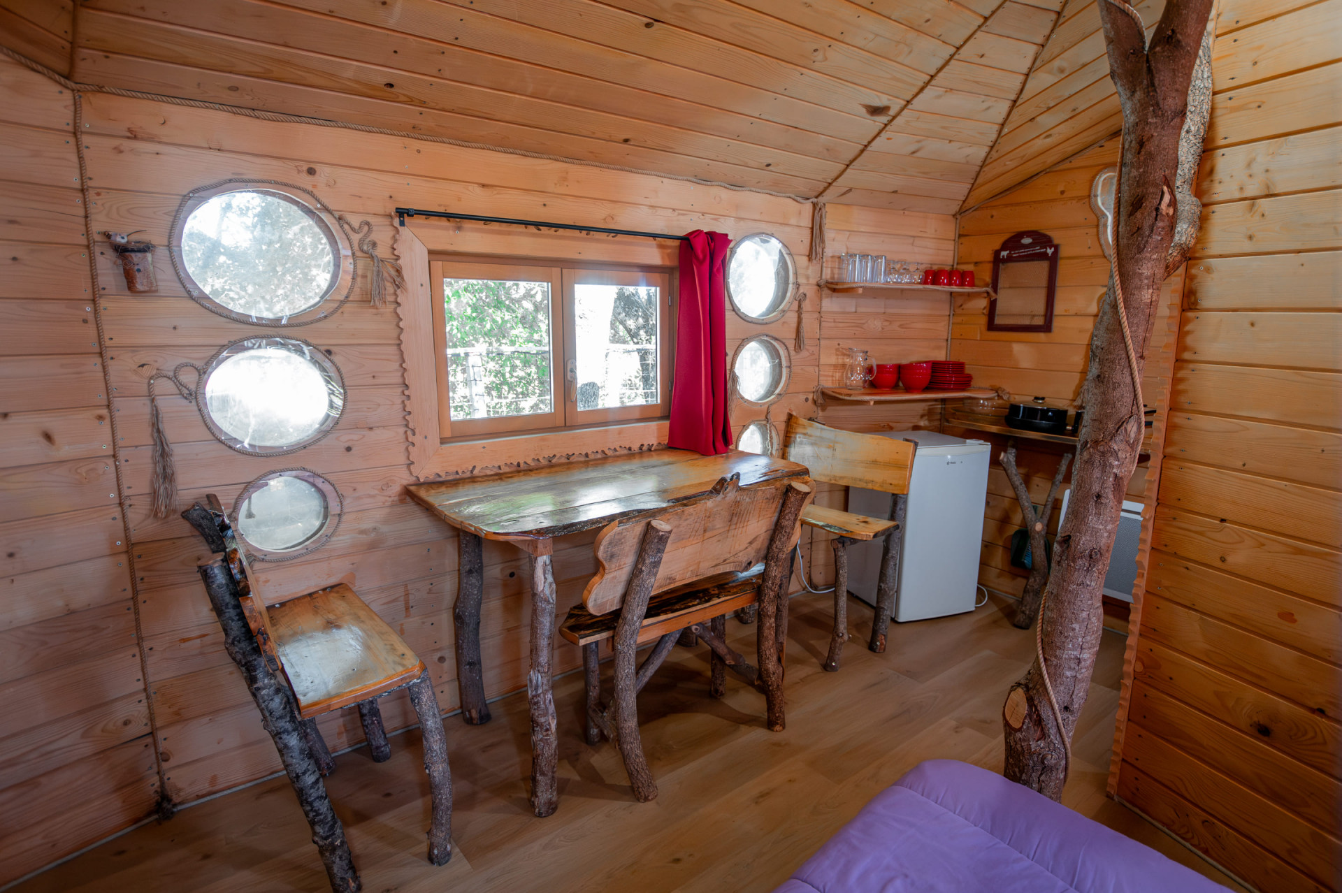 Maison dans les arbres 4 pers. - Domaine de Dienné table à manger