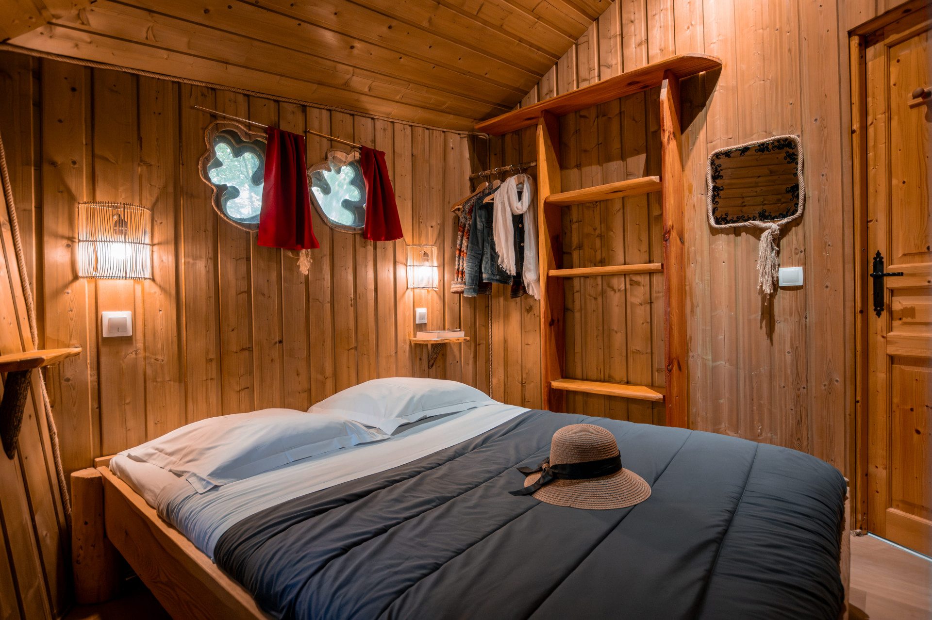 Maison dans les branches 6 pers. - Domaine de Dienné lit