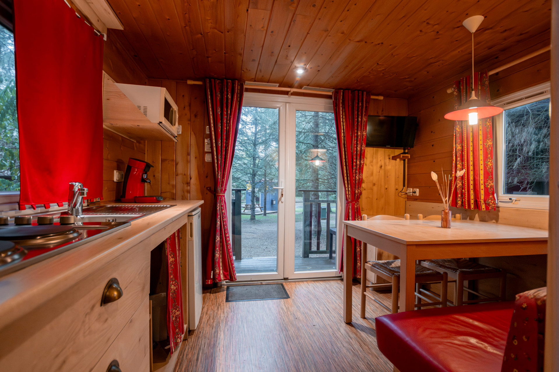 Roulotte 4 pers. - Domaine de Dienné pièce de vie