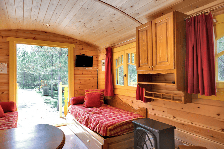 Roulotte 5 pers. - Domaine de Dienné lit