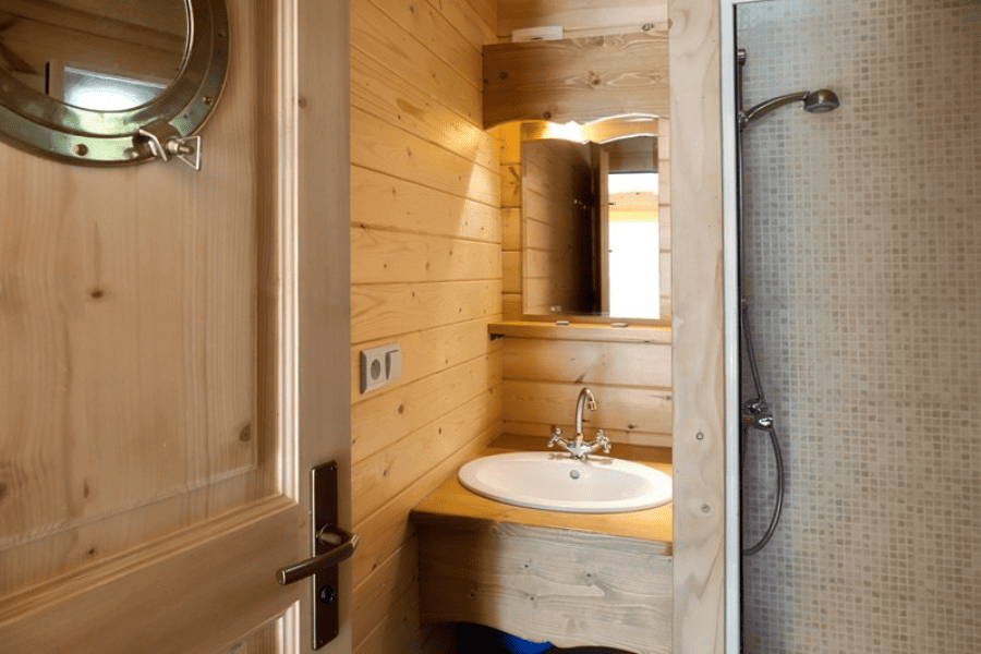 Roulotte 5 pers. - Domaine de Dienné SDB