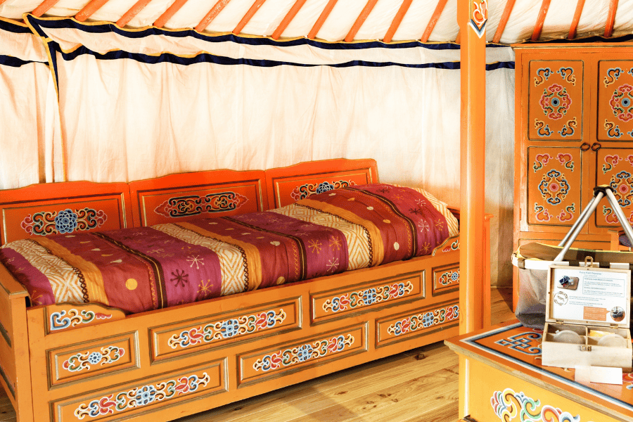 Yourte Mongole - pièce de vie  - Domaine de Dienné