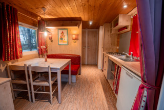 Roulotte 4 pers. - Domaine de Dienné pièce de vie 2