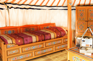 Yourte Mongole - pièce de vie  - Domaine de Dienné