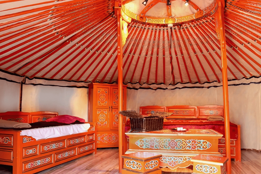 Yourte Mongole - pièce de vie 2 - Domaine de Dienné